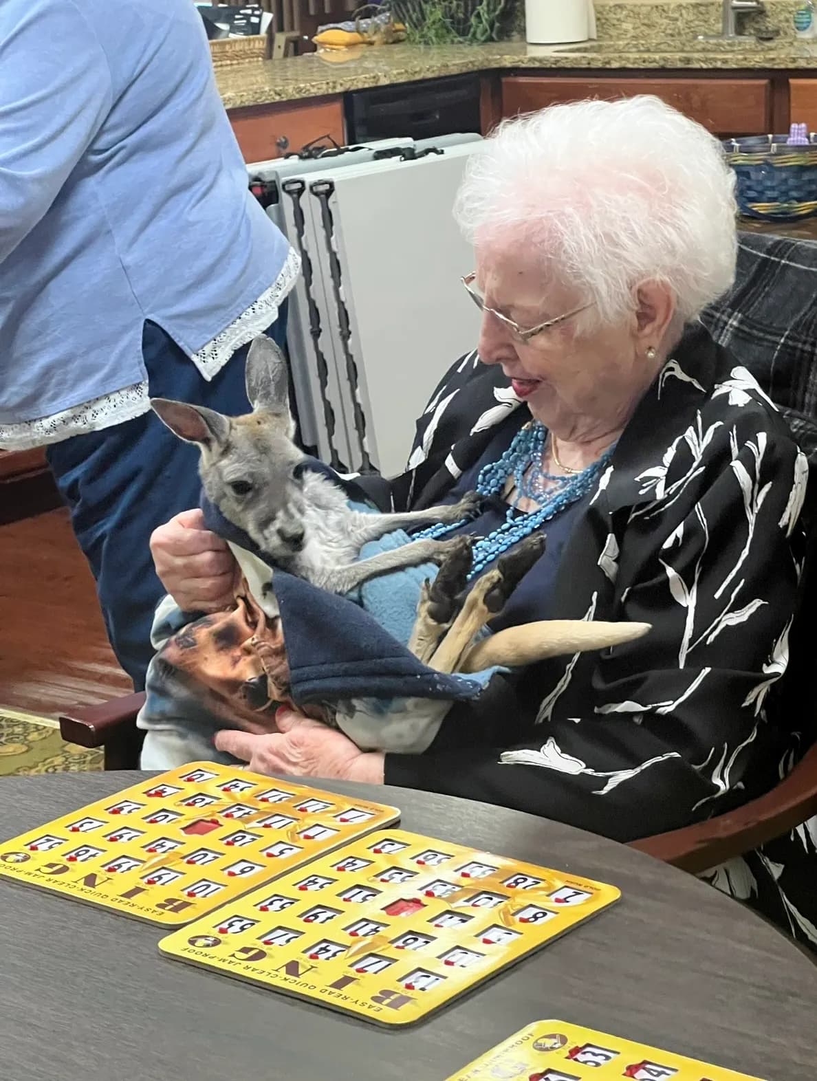 Jack y Sophie acompañando a los residentes en el bingo