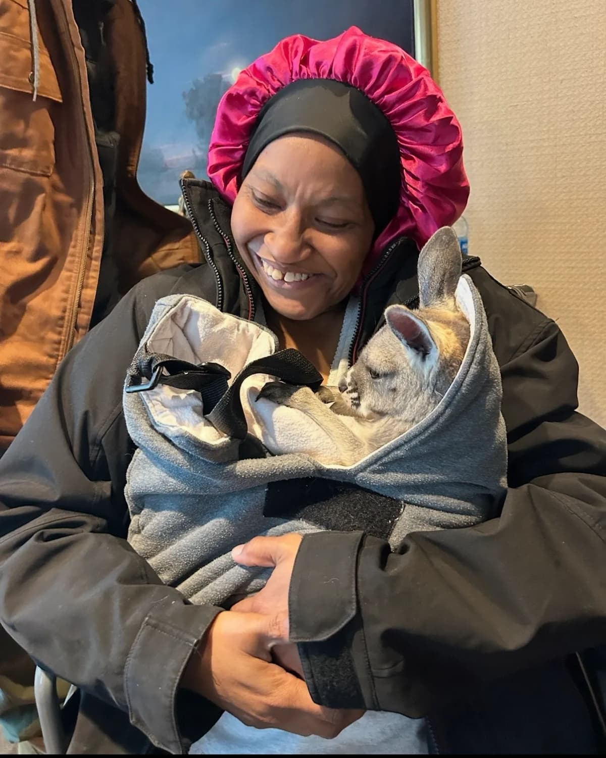Una residente acunando a Sophie con ternura