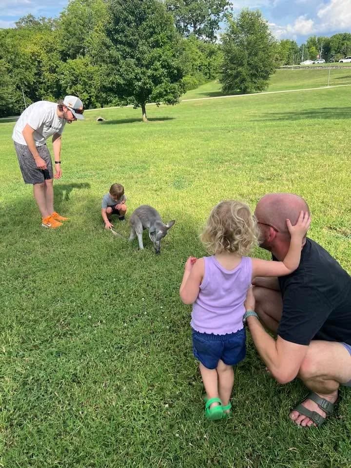 Sophie la canguro conociendo niños en un parque